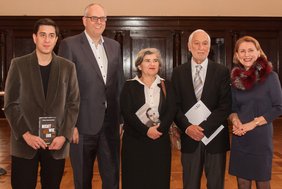 or der Preisverleihung im Bremer Rathaus: Tonio Schachinger (Förderpreisträger des Bremer Literaturpreises 2020), Bürgermeister Dr. Andreas Bovenschulte (Senator für Kultur), Barbara Honigmann (Preisträgerin des Bremer Literaturpreises 2020), Michael Sieber (Vorsitzender der Rudolf-Alexander-Schröder Stiftung), Barbara Lison (Geschäftsführerin der Rudolf-Alexander-Schröder-Stiftung).