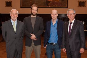 Vor der Preisverleihung: Michael Sieber (Vorsitzender der Rudolf-Alexander-Schröder Stiftung),  Heinz Helle (Förderpreisträger des Bremer Literaturpreises 2019), Arno Geiger (Preisträger des Bremer Literaturpreises 201)), Bürgermeister Dr. Carsten Sieling (Senator für Kultur). Foto: © Victor Ströver, nordsign, Bremen